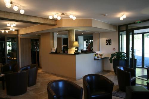 - un bar dans un restaurant avec des chaises et un miroir dans l'établissement Auberge de la Petite Ferme, Super-Besse Est, The Originals Relais, à Besse-et-Saint-Anastaise