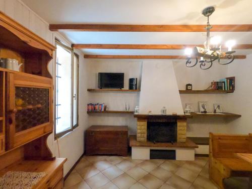 sala de estar con chimenea y lámpara de araña en Cà di N, en Castel dʼAiano