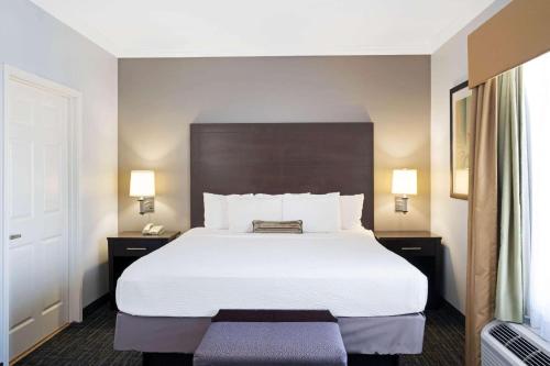 A bed or beds in a room at Sonesta Essential Houston Westchase