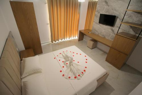 Pokój z łóżkiem z dekoracją w obiekcie Hotel Four Islands w mieście Ksamil