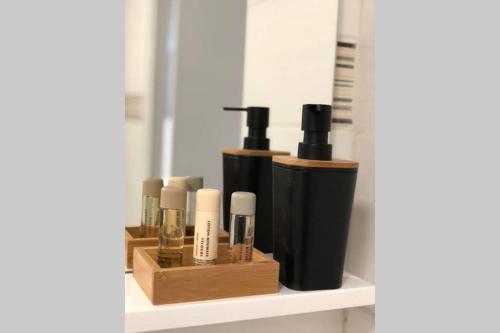 Une étagère avec un paquet de produits sur elle dans l'établissement The blue flat 55m2 à côté de la Gare, à Châlons-en-Champagne