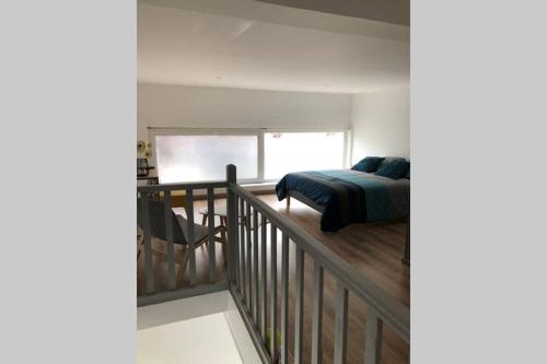 - une chambre avec un lit installé sur un balcon dans l'établissement The blue flat 55m2 à côté de la Gare, à Châlons-en-Champagne
