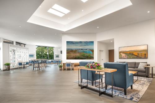 Ruang duduk di Coast Tsawwassen Inn