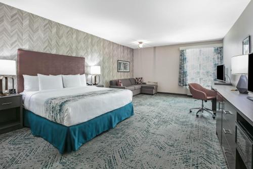 Säng eller sängar i ett rum på La Quinta Inn & Suites DFW West-Glade-Parks
