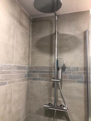 une douche avec pommeau de douche dans une salle de bain dans l'établissement Résidence Mas les Cigales 3 étoiles, à Castries