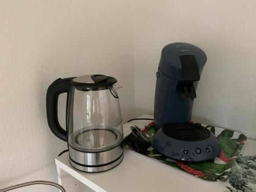 un mixeur assis sur un comptoir à côté d'une cafetière dans l'établissement Greenhome, à Weil am Rhein