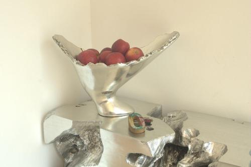 a bowl of apples in a vase on a table at Residenza Ginepri 69 in Bergeggi