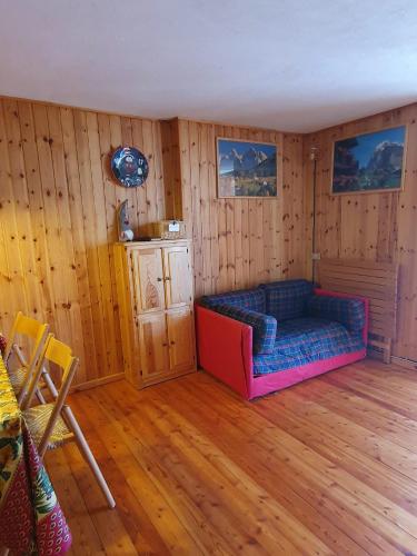 a living room with a couch and wooden walls at Il Rifugio di Marcella in Challand Saint Anselme