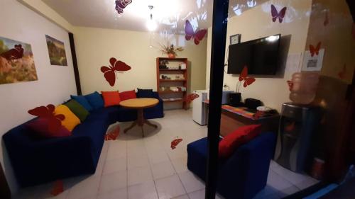 ein Wohnzimmer mit einem Sofa und einem Tisch in der Unterkunft México Lindo in Mexiko-Stadt