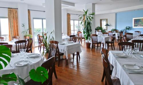 a dining room with white tables and chairs at Hotel Rural Salvatierra in Salvatierra de Tormes