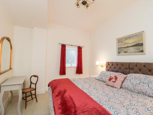 Kingfisher Corner في دريفيلد: غرفة نوم بسرير وطاولة ومكتب