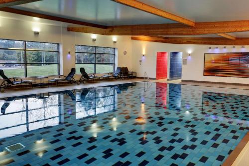 Best Western Chilworth Manor Hotel tesisinde veya buraya yakın yüzme havuzu
