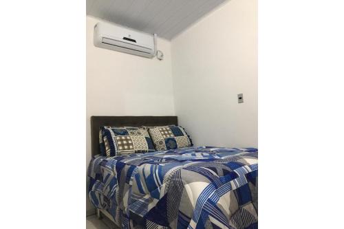 Tempat tidur dalam kamar di Próximo à ACISP, APM, PUC e UFRGS