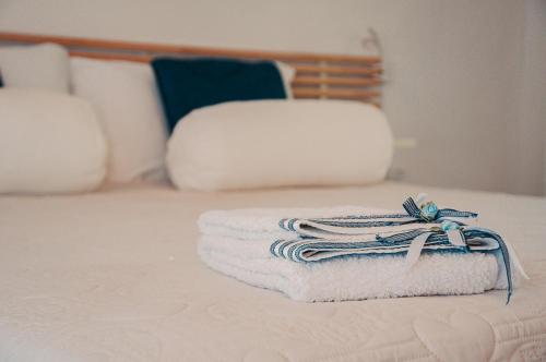 a pile of towels sitting on top of a bed at Casale di Nicolò in Urbino