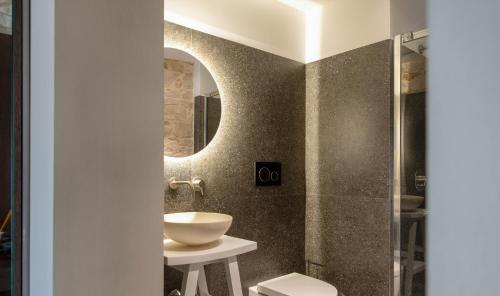 W łazience znajduje się umywalka i lustro. w obiekcie Divale w mieście Santeramo in Colle