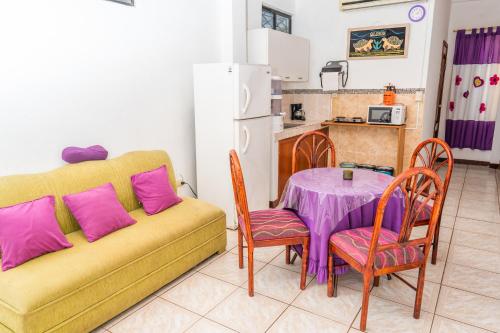 ein Wohnzimmer mit einem Sofa und einem Tisch in der Unterkunft Tintorera Guest House in Puerto Ayora