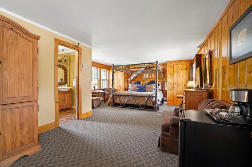 Postel nebo postele na pokoji v ubytování Whitney's Inn