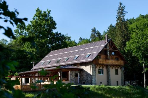 BřestekにあるPod Břesteckou skalouの屋根に太陽光パネルを敷いた家