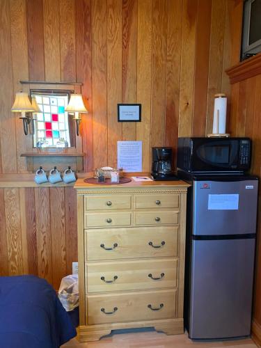 Dapur atau dapur kecil di Whistling Winds Motel