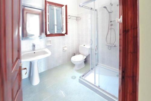un bagno con wc, lavandino e doccia di Platakia Blu a Paleokastritsa