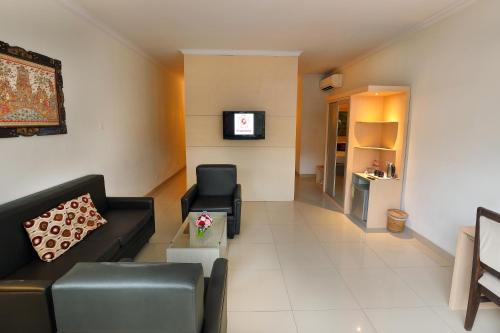 Ruang duduk di Puri Saron Hotel Seminyak