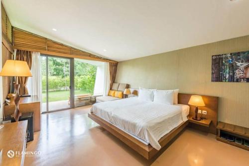 Postel nebo postele na pokoji v ubytování BOM HOMES - Flamigo Dai Lai Resort CBT