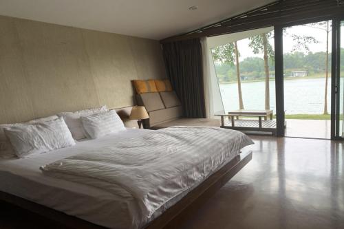Postel nebo postele na pokoji v ubytování BOM HOMES - Flamigo Dai Lai Resort CBT
