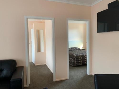 Postel nebo postele na pokoji v ubytování Kingswood Motel