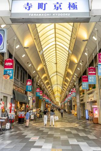 Supermarket nebo jiné obchody v  hotelu nebo okolí