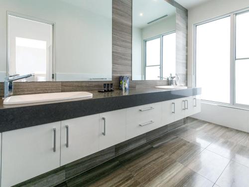 a bathroom with two sinks and a large mirror at Bayview in Rye