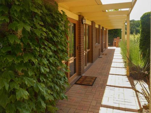 Taman di luar Quarterdeck