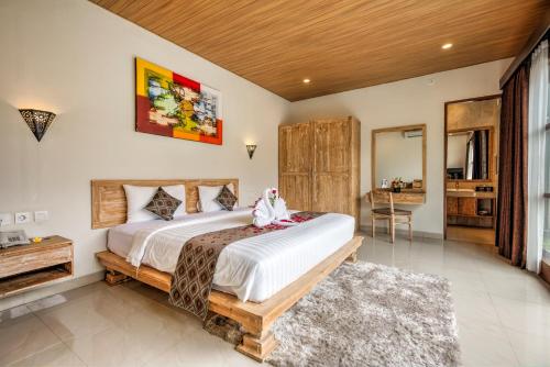 Postel nebo postele na pokoji v ubytování Grand Kesambi Resort and Villas