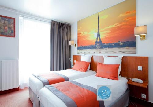 パリにあるアリ サフィア カンブロンヌ エッフェルのベッド2台とエッフェル塔が備わるホテルルームです。