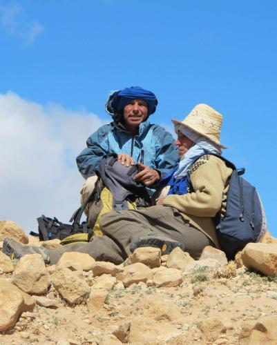 two people sitting on top of a pile of rocks at Casbah d'hôte La Jeanne Tourisme Ecologique in Boumalne