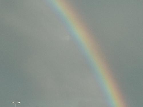 un arco iris en el cielo con un avión en Figalrance Studio, en Plouër-sur-Rance