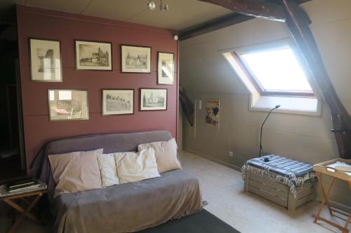 1 dormitorio con cama y ventana. en B&B / Studio De Druivelaar in hartje Kluisbergen (Berchem), en Kluisbergen