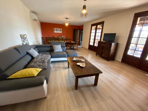 Photo de la galerie de l'établissement GITE LAVANDE avec piscine privée CLASSÉ 4 Étoiles, à Lagorce