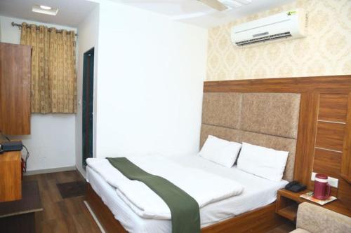 Een bed of bedden in een kamer bij HOTEL KHUSHI PALACE