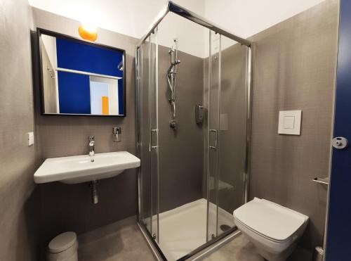 bagno con doccia, lavandino e servizi igienici di Tric Trac Hostel a Napoli
