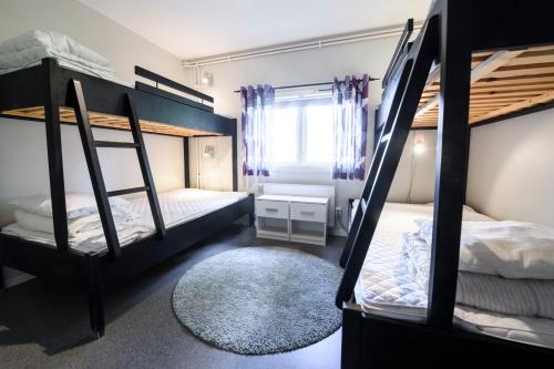 เตียงในห้องที่ Östersunds Camping