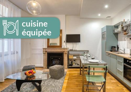 een keuken en een woonkamer met een tafel in een keuken bij Cosy Appartement Lyon Valmy - parking in Lyon