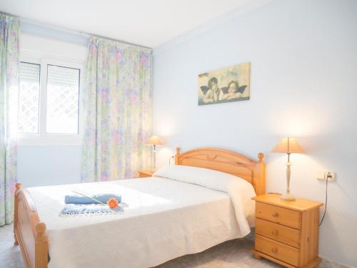 ein Schlafzimmer mit einem Bett, einer Kommode und einem Fenster in der Unterkunft Apartamentos Casablanca Marineu in Alcossebre