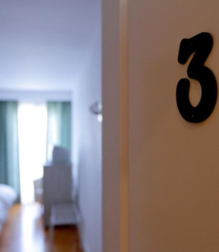 a number on a wall in a room at Hotel Rural Salvatierra in Salvatierra de Tormes