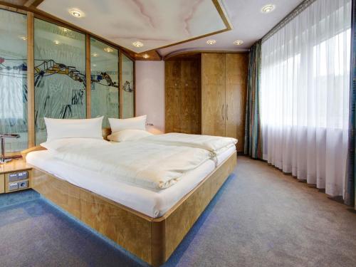 1 dormitorio con 1 cama grande en una habitación en Landhotel Pfrondorfer Mühle, en Nagold