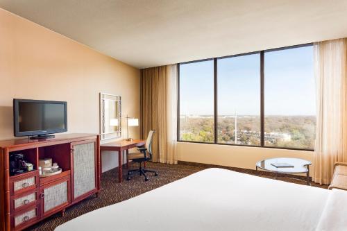 A television and/or entertainment centre at Holiday Inn Austin -Town Lake, an IHG Hotel