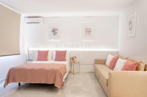 sypialnia z łóżkiem i kanapą w obiekcie Apartamento Marina Loft w mieście Benalmádena