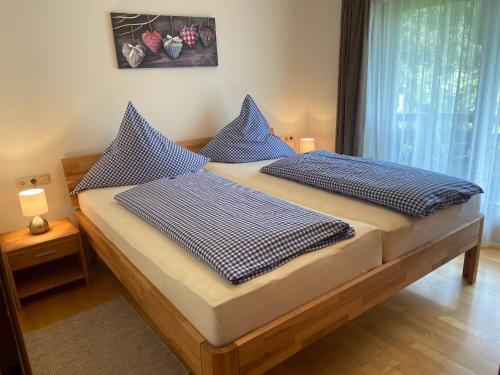 1 Schlafzimmer mit 2 Betten mit blauen und weißen Kissen in der Unterkunft Ferienwohnung Müller in Oberstdorf