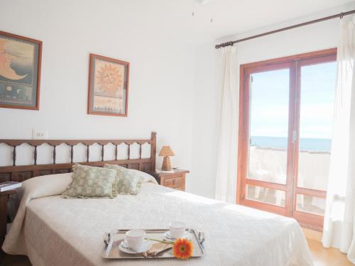 a bedroom with a bed with a view of the ocean at Casas Pareadas Romana in Alcossebre