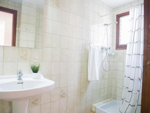 a bathroom with a sink and a shower at Casas Pareadas Romana in Alcossebre