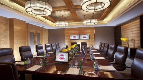 a conference room with a long table and chairs at Crowne Plaza Xi'an by IHG in Xi'an